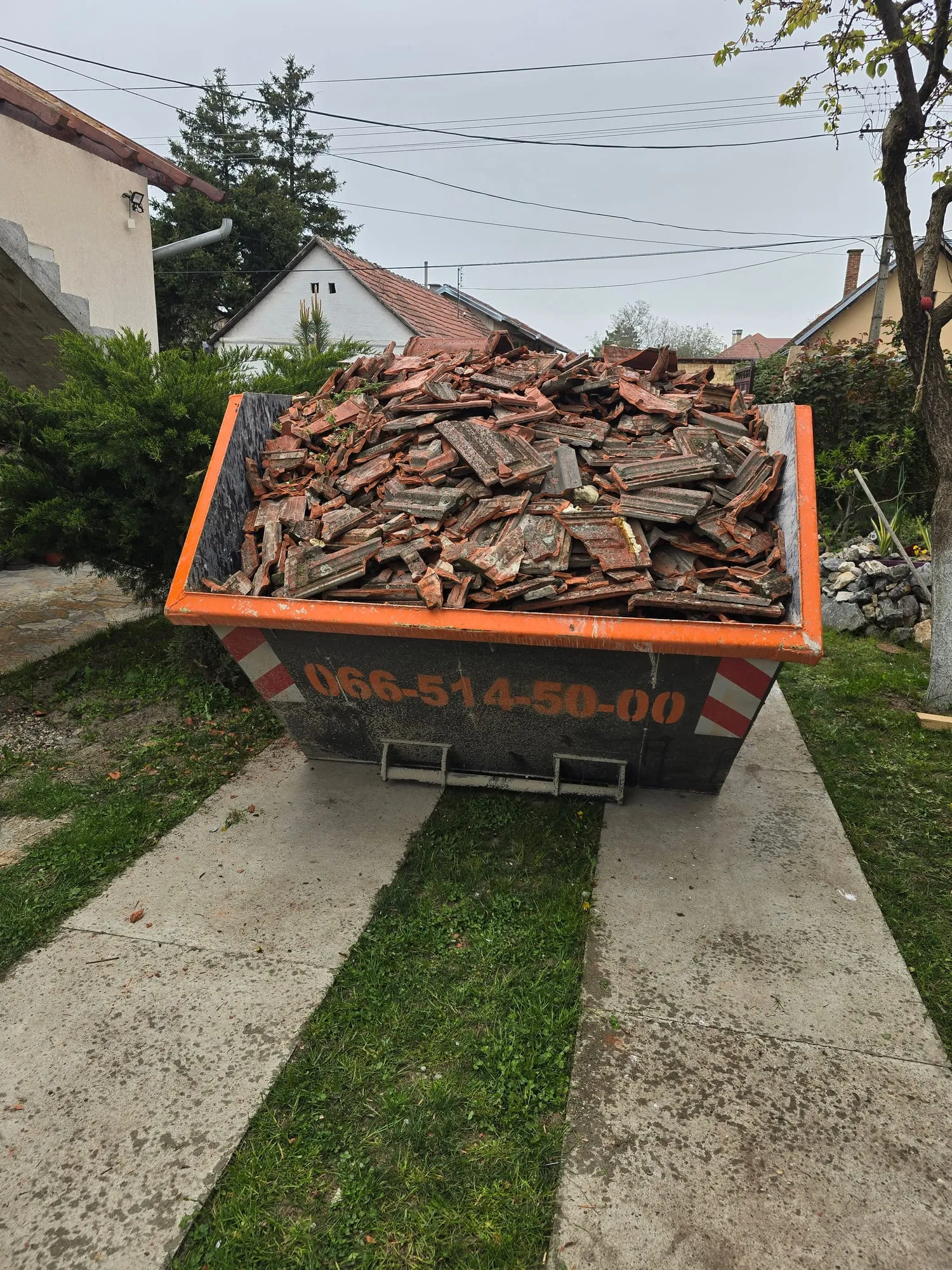Kontejner pun starog crepa u dvorištu