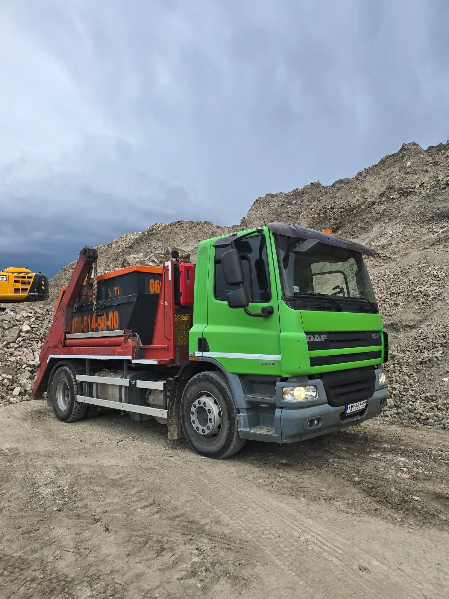 Kamion Tenen Transporta ispred gomile šljunka