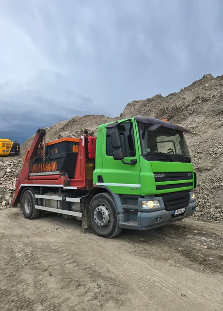Kamion Tenen Transporta ispred gomile šljunka
