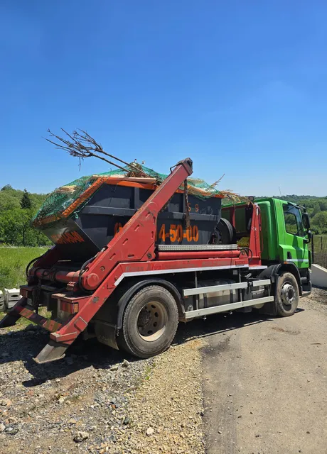 Kamion odvozi kontejner pun granja