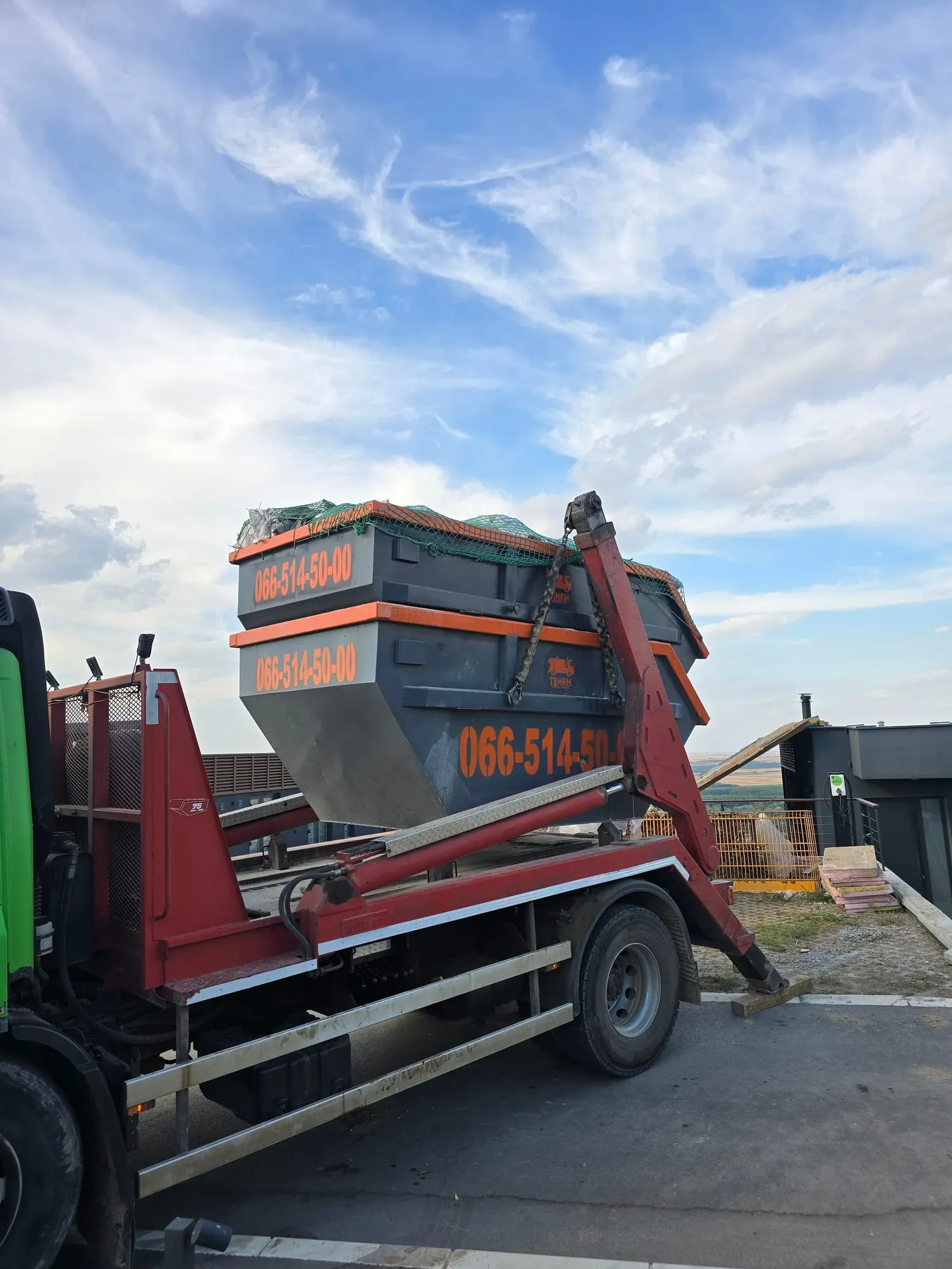 Kamion Tenen Transporta podiže kontejner